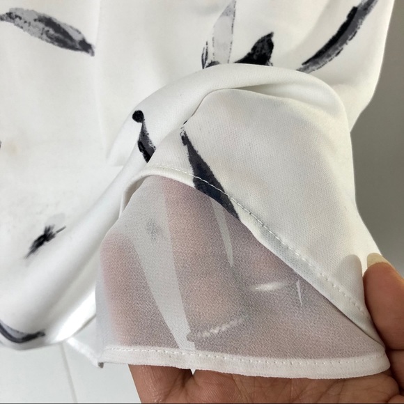 White Floral Short-Sleeved V-Neck Blouse - Picture 5 of 7